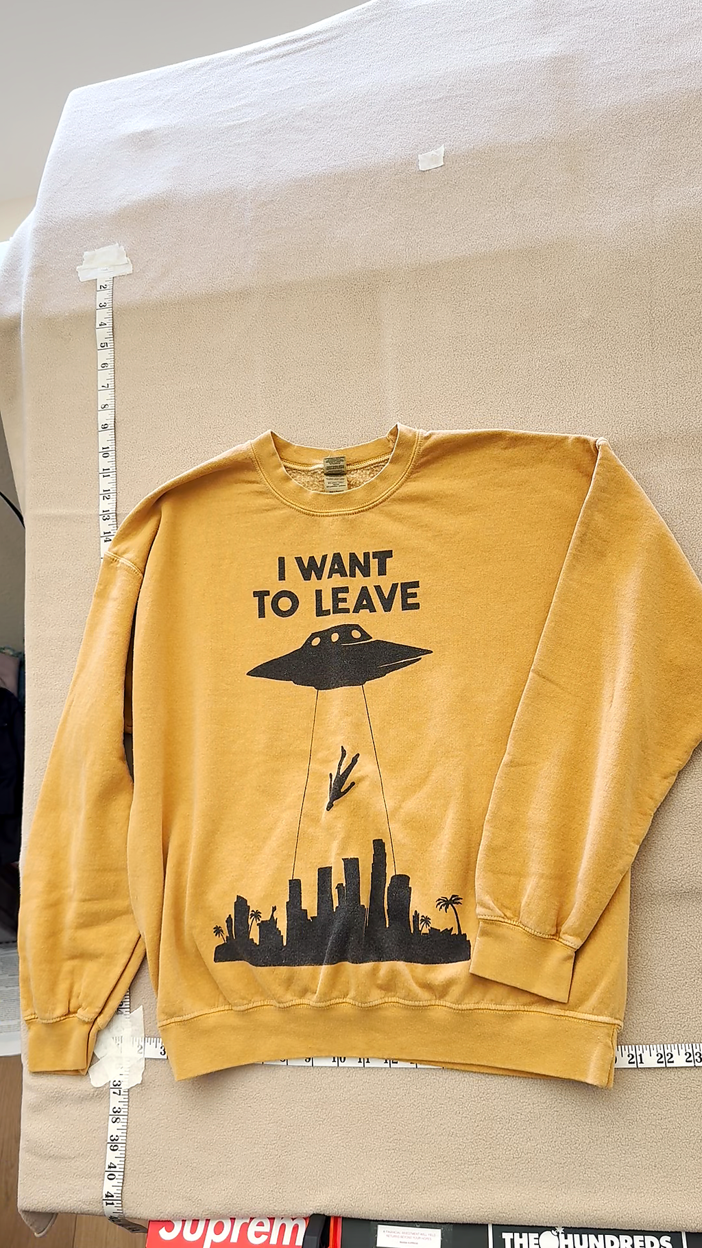 Gildan I Want To Leave UFO Alien Abduction City Skyline Sweatshirt Yellow L