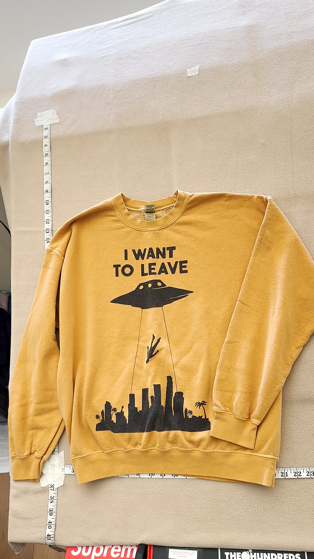 Gildan I Want To Leave UFO Alien Abduction City Skyline Sweatshirt Yellow L